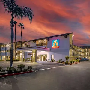 Hotel 6 Ca Convention Center Airport Ontario